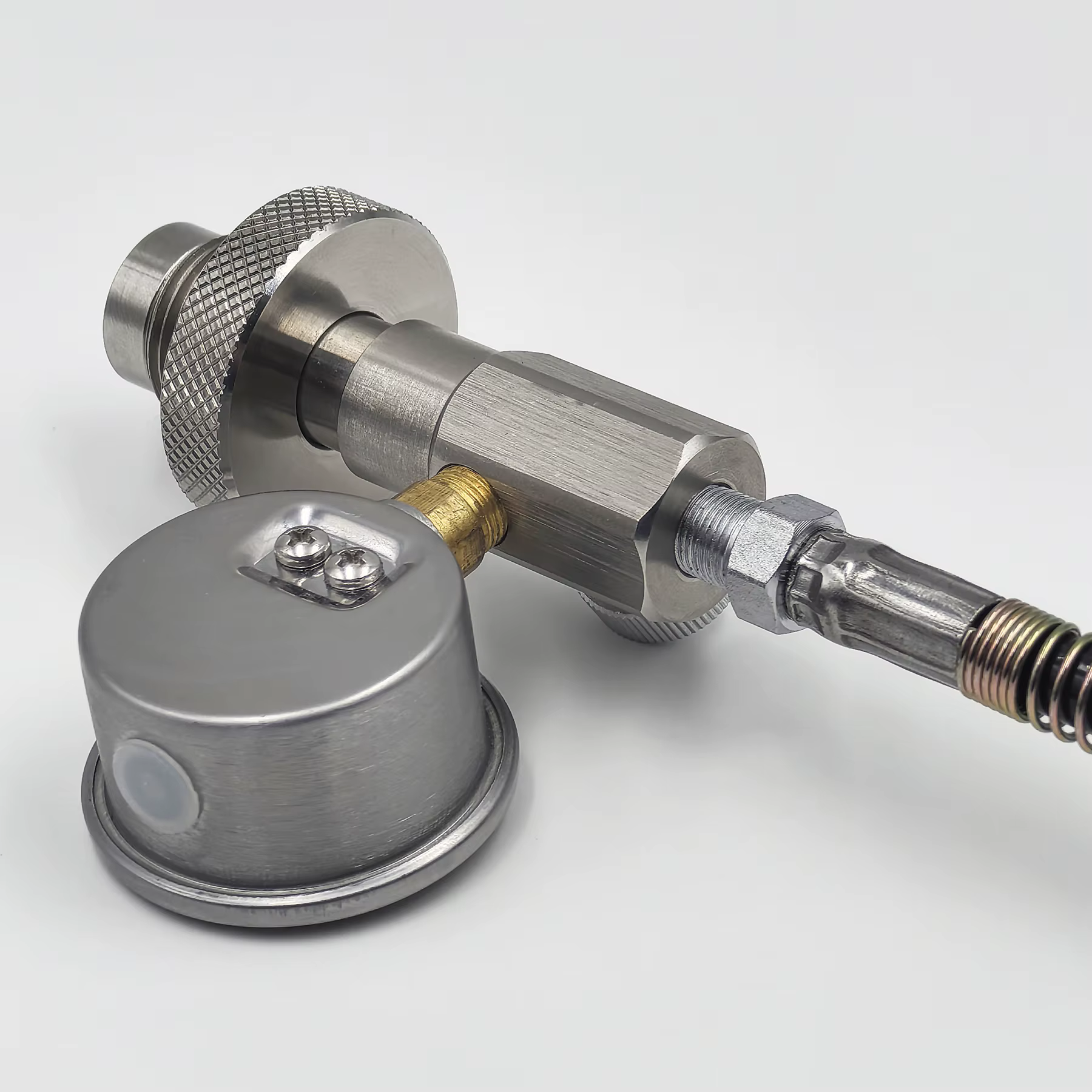 Detalle del conector DIN y la válvula de escape