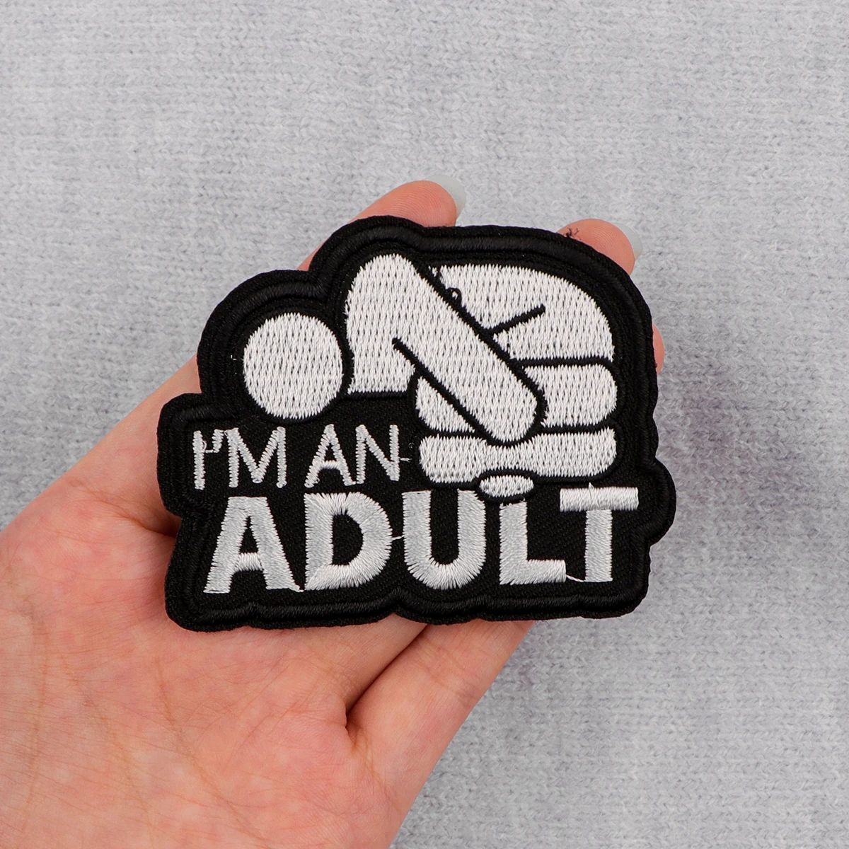 Parche termoadhesivo bordado I'M AN ADULT – Cita divertida para equipamiento - imagen 4