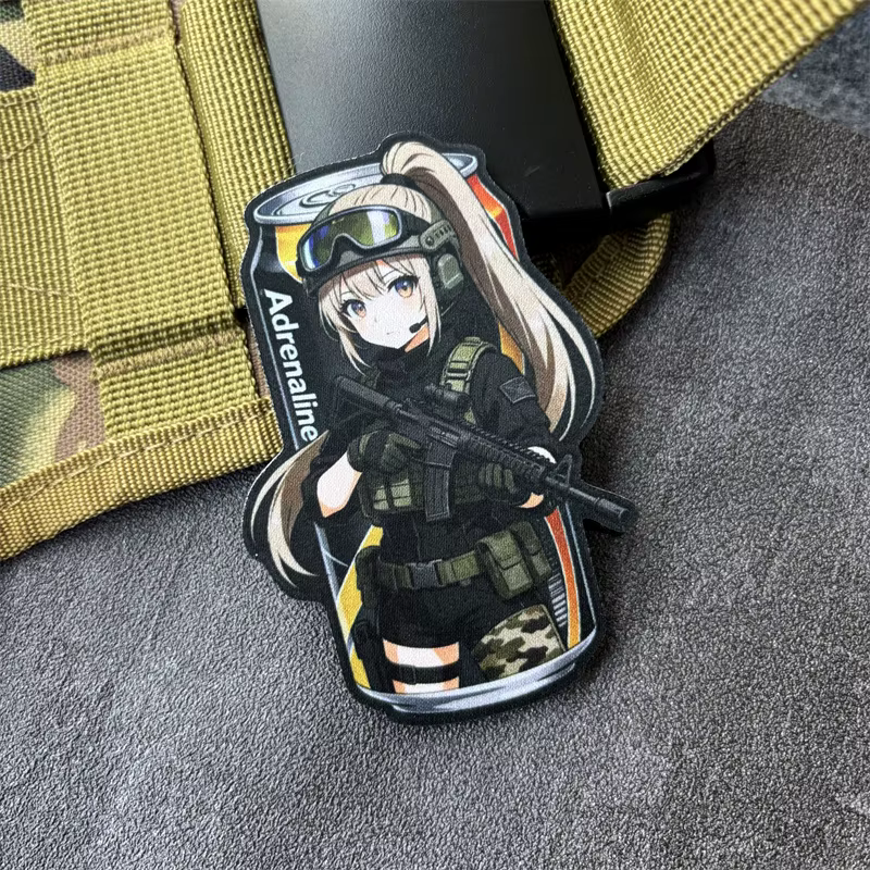Detalle del parche Adrenaline Drink aplicado en equipamiento