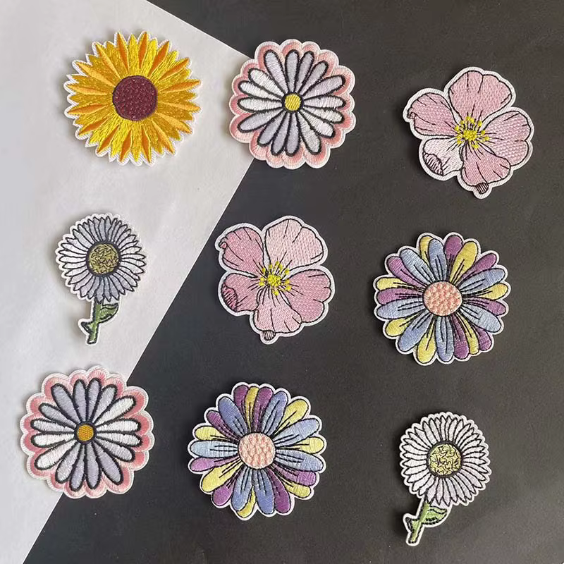 Ejemplo de parches aplicados y detalle del bordado floral