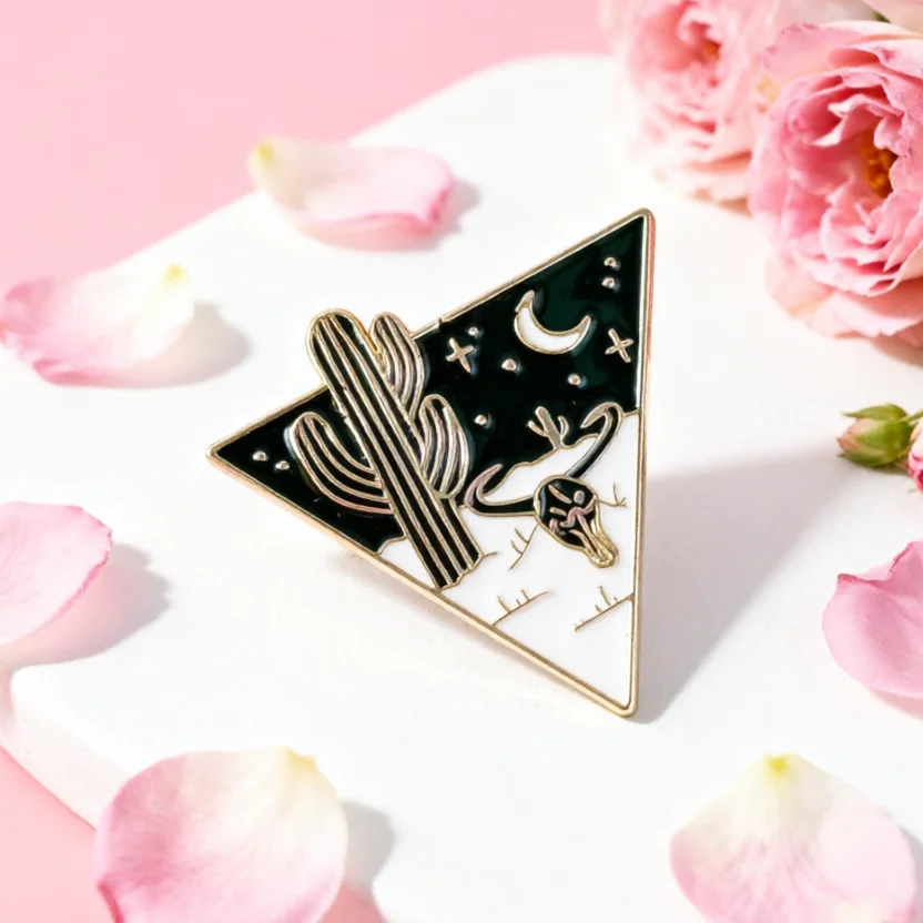Broche de esmalte con cactus y paisaje al aire libre
