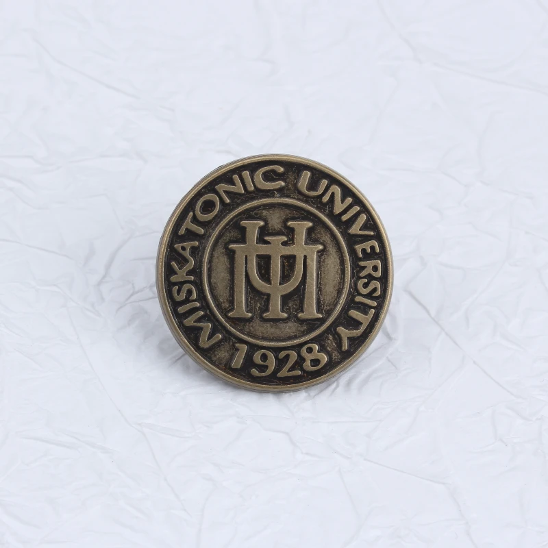 Insignia metálica Universidad Miskatonic – broche Cthulhu para ropa