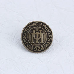 Insignia metálica Universidad Miskatonic – broche Cthulhu para ropa