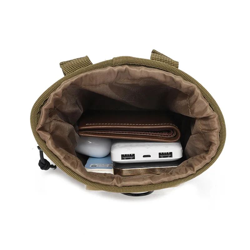 Bolsa táctica camuflada en uso exterior