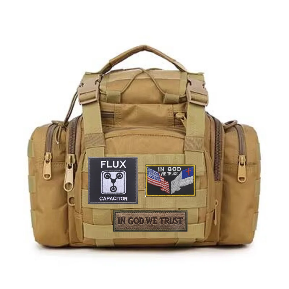 Parches colocados sobre mochila táctica