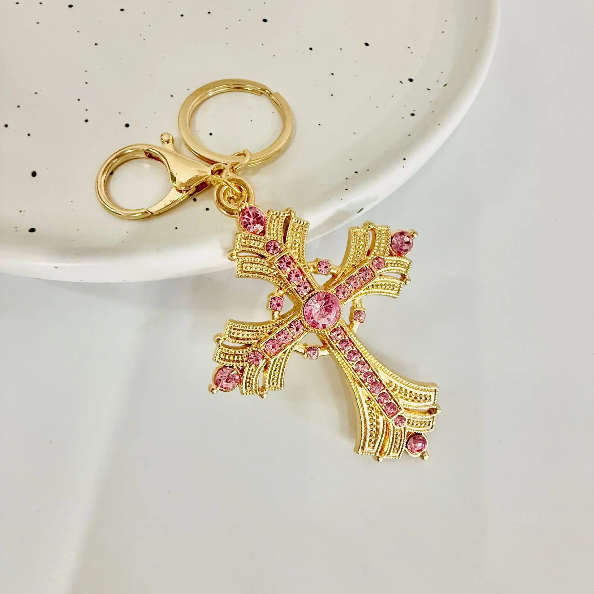 Llavero cruz de cristal rosa y metal dorado – Colgante religioso amuleto para bolso - imagen 3