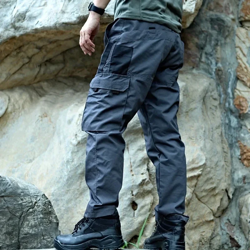 Pantalón con bolsillos tipo cargo