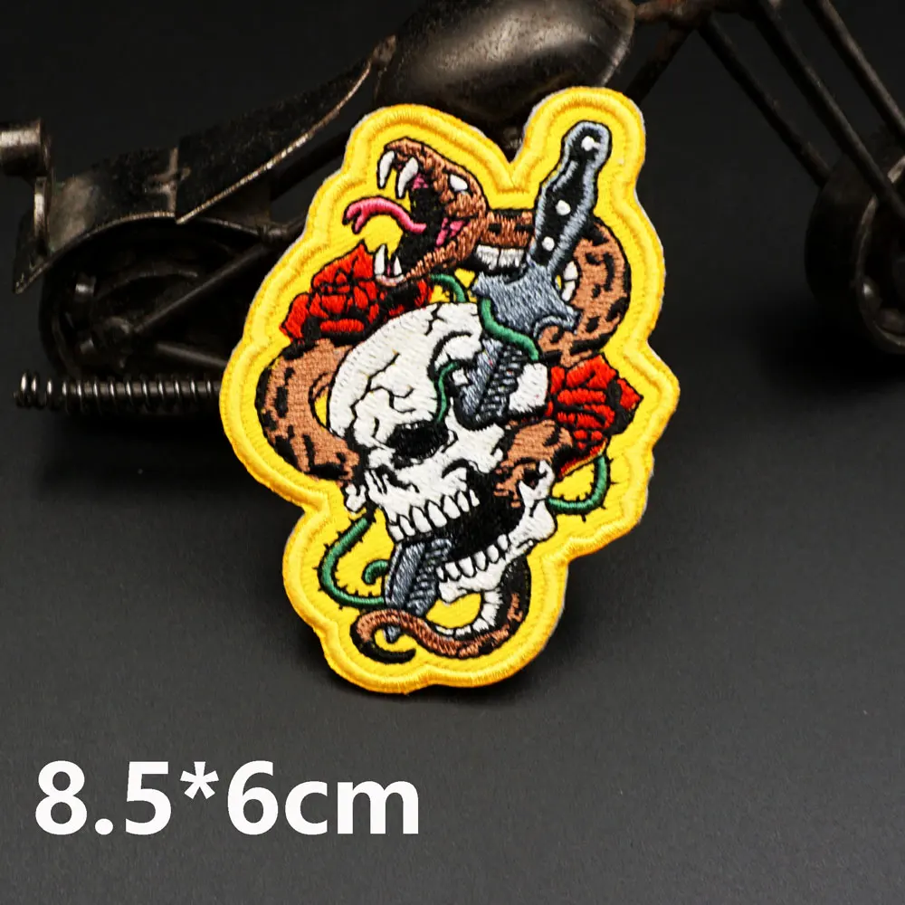 Parche bordado de calavera y serpiente visto de cerca