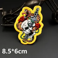 Parche bordado calavera y serpiente con gancho para coser militar