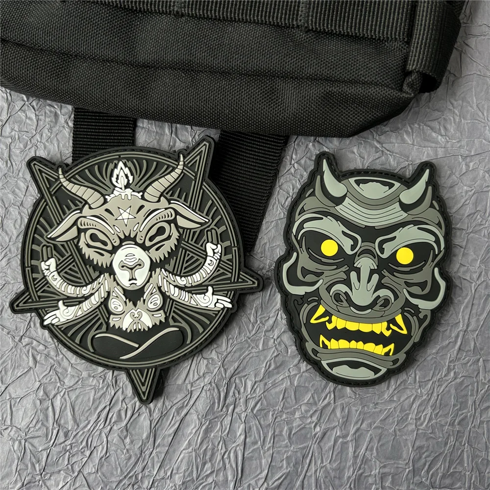 Parche Hannya PVC en mochila táctica