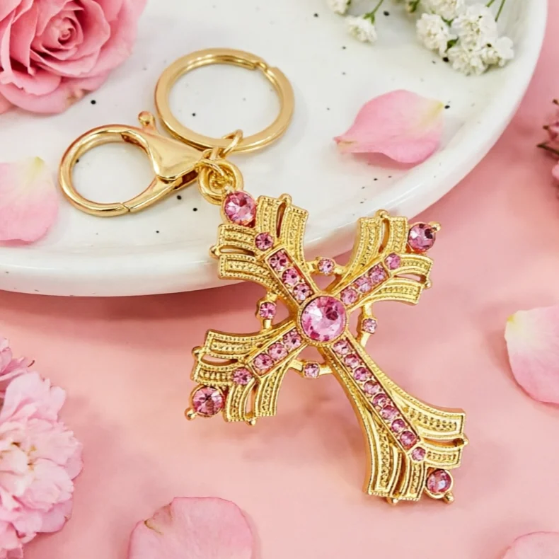 Llavero cruz de cristal rosa y metal dorado – Colgante religioso amuleto para bolso - imagen 4