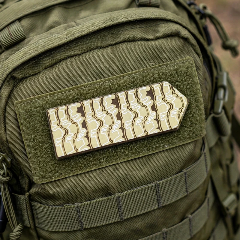 Parche táctico de titanio con gancho para mochila y chaqueta - imagen 2