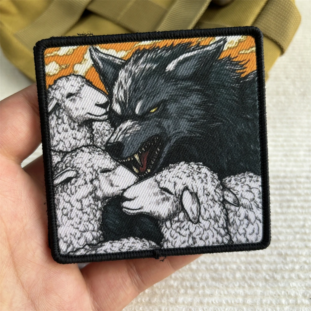 Parche lobo entre ovejas - vista frontal
