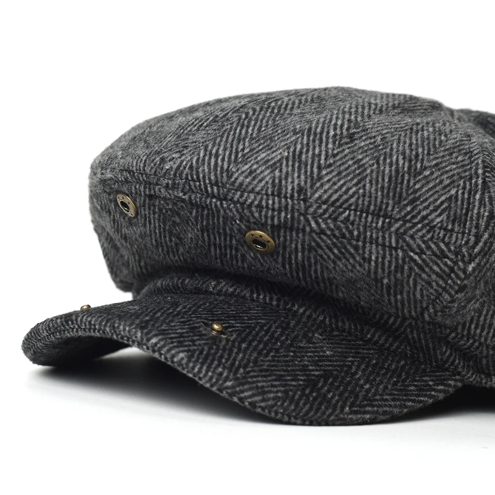 Vista lateral de la gorra estilo Gatsby con visera