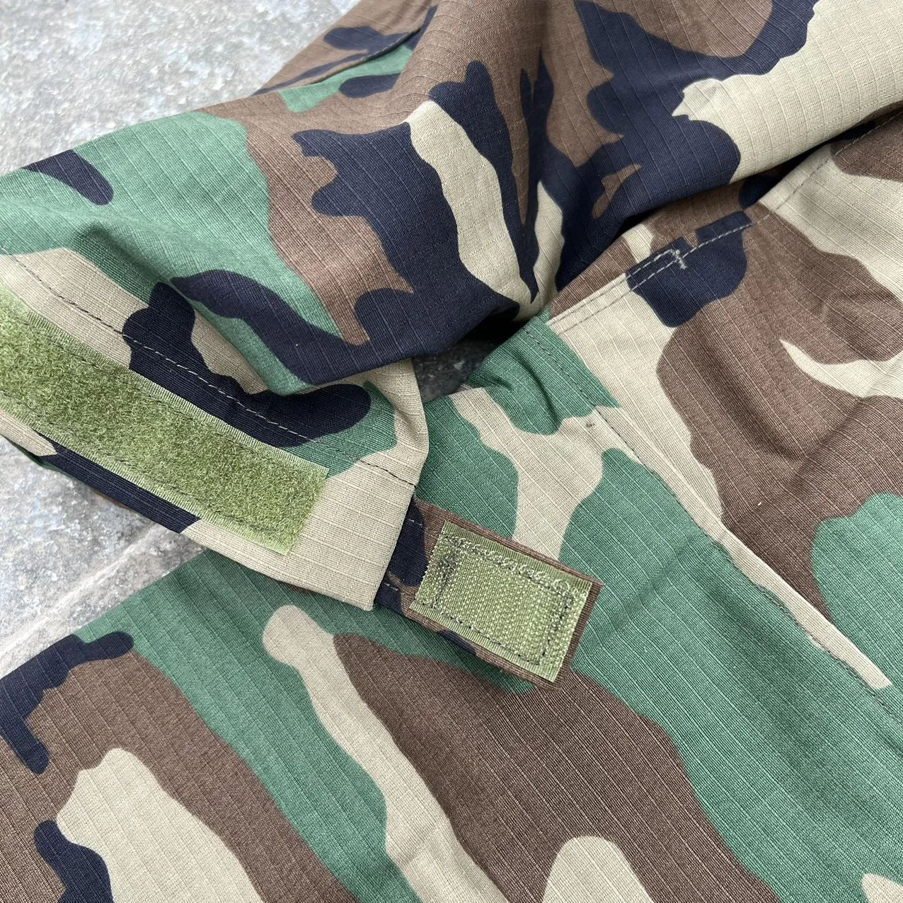 Vista general de la chaqueta con patrón táctico