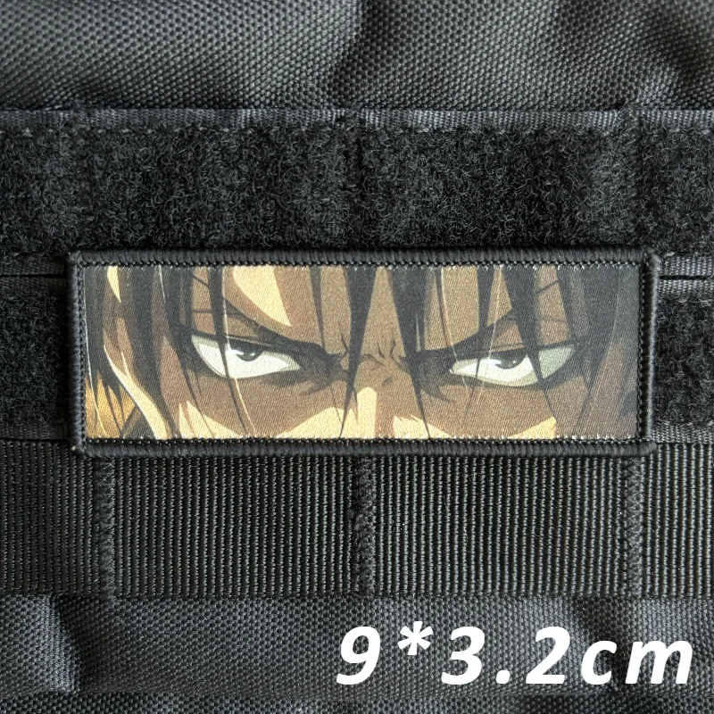 Parche frontal mostrando los ojos de Levi Ackerman