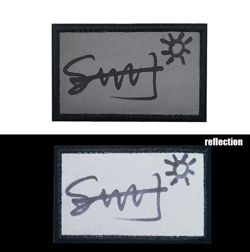 Insignia reflectante con diseño de casco táctico en pizarra blanca