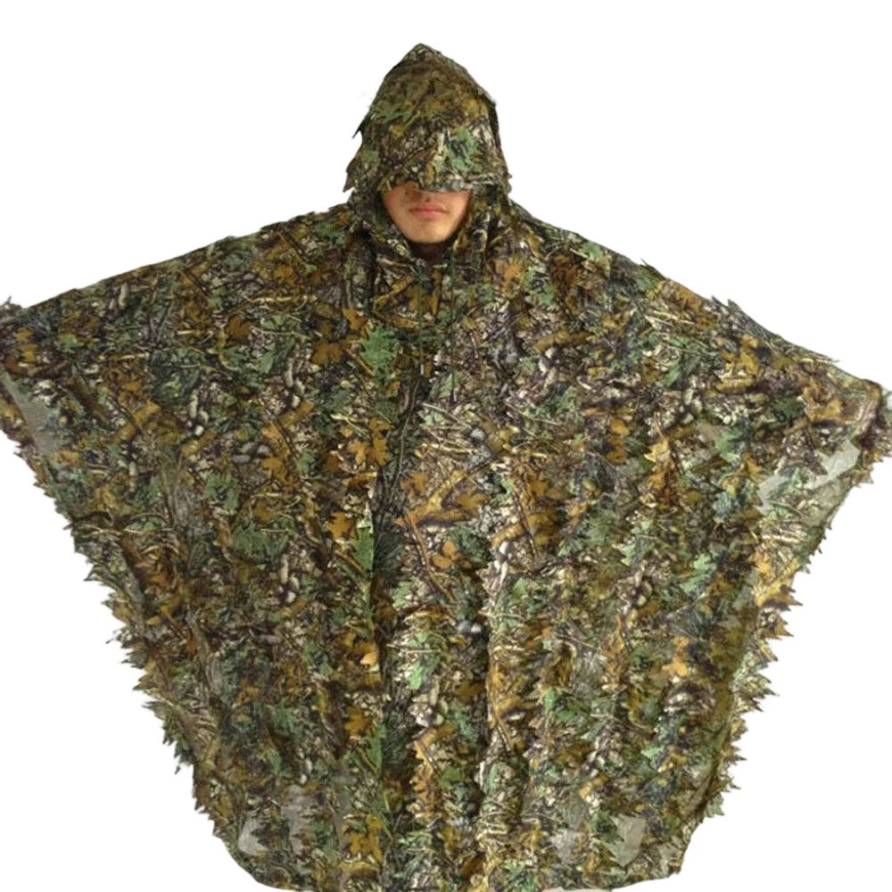 Vista del poncho camuflado en entorno natural
