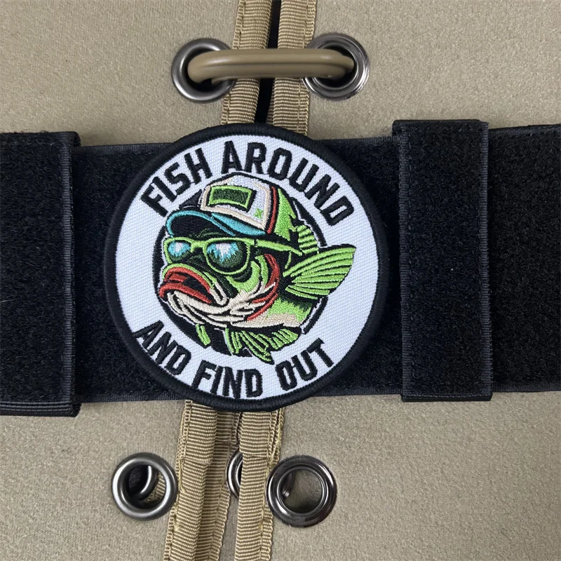Parche de moral bordado Fish Around and Find Out con velcro