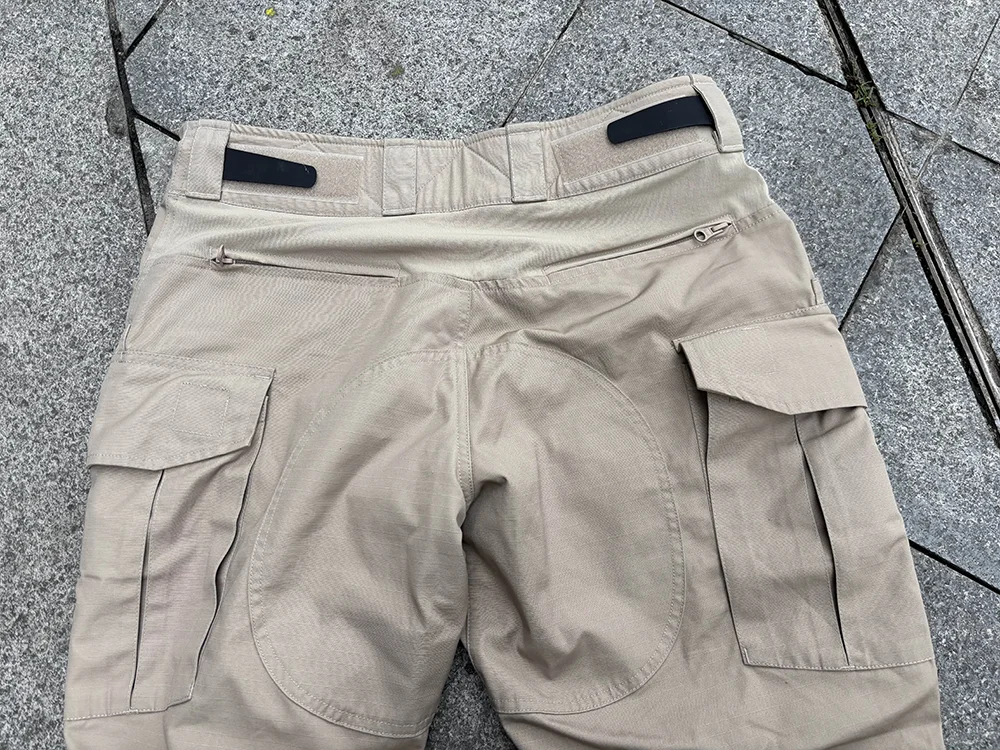 Detalle de pantalón táctico para senderismo