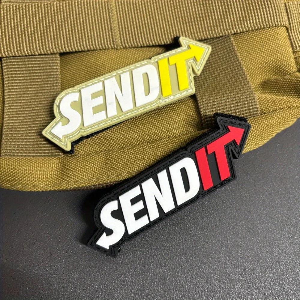 Detalle del relieve en PVC del parche Send It