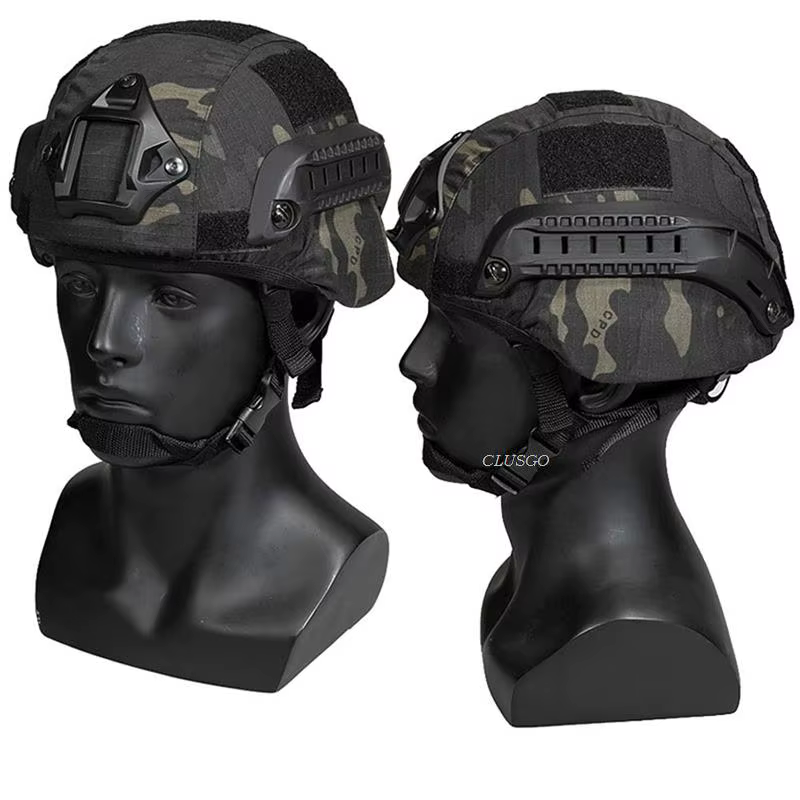 Funda táctica puesta sobre casco MICH 2000 mostrando detalle del tejido