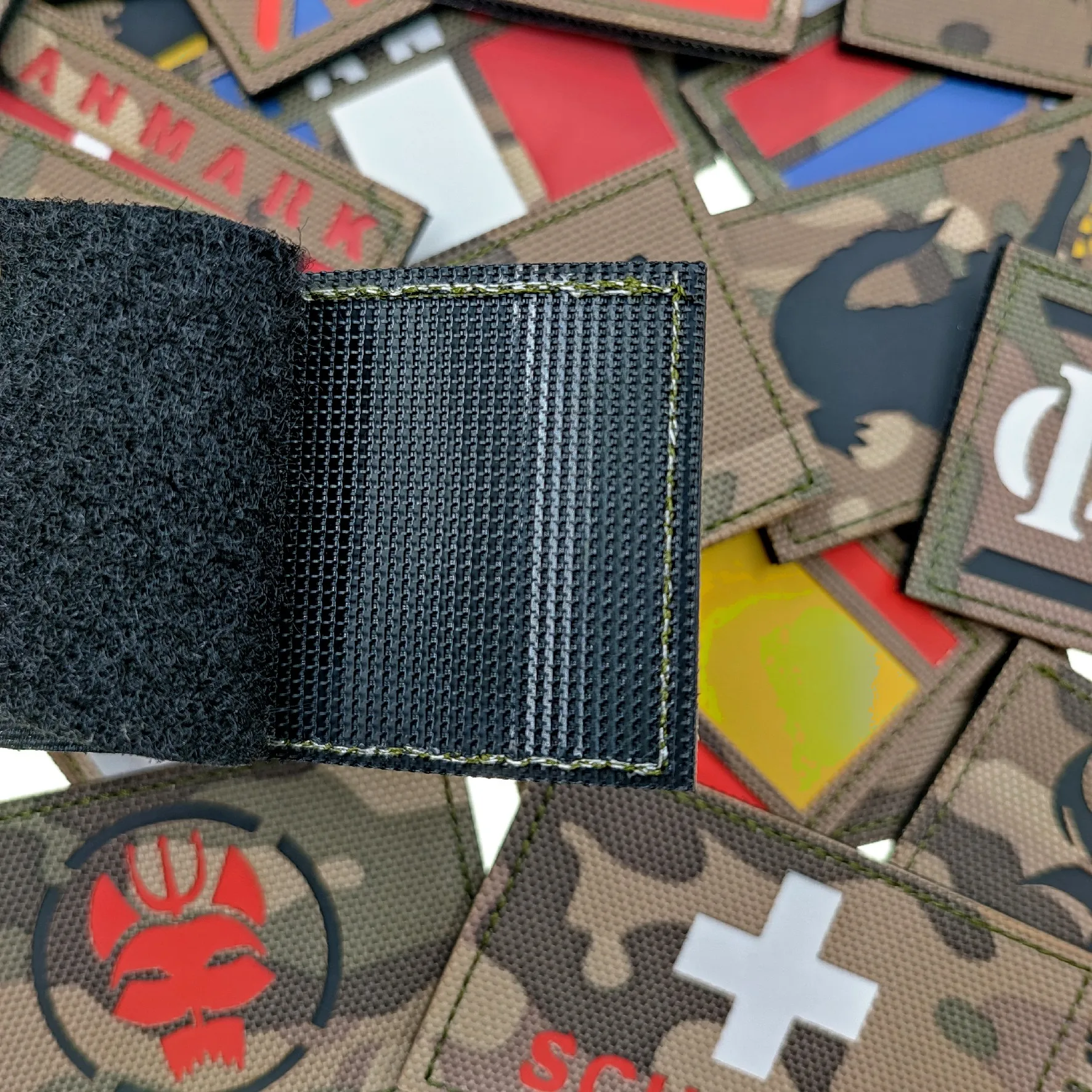 Parche táctico bordado FCMAS aplicado a mochila