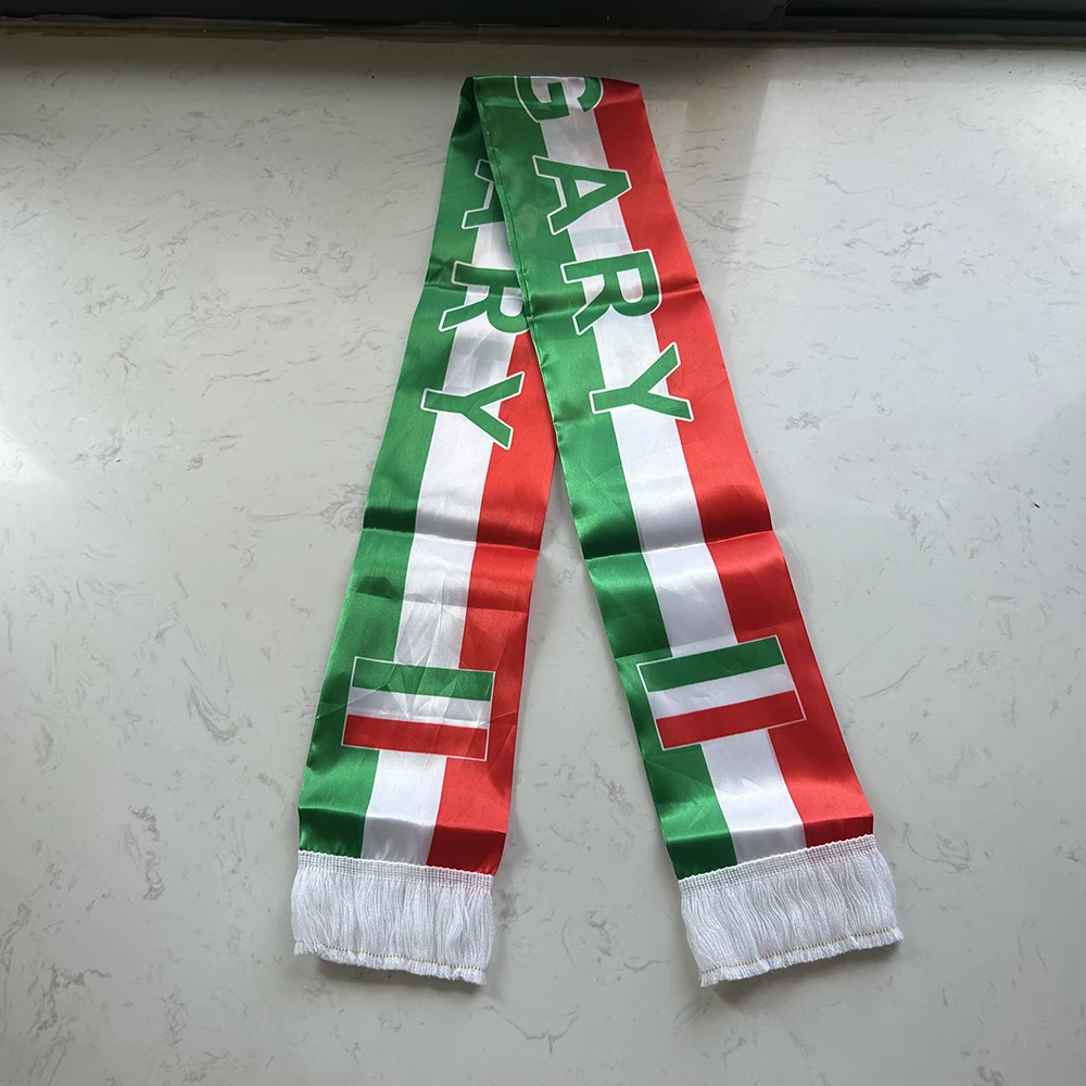 Bufanda bandera húngara de satén estampado doble cara con borlas