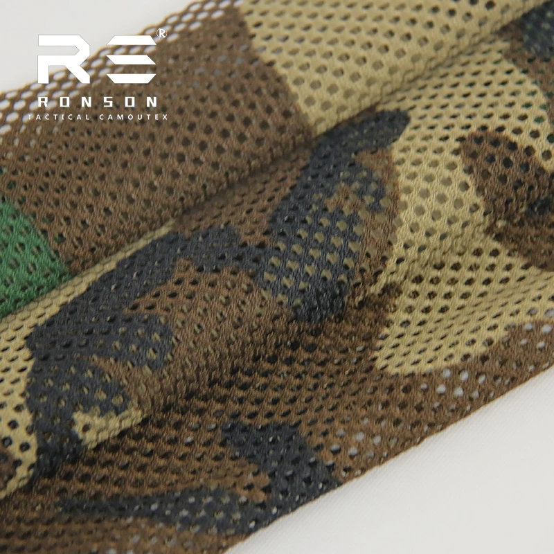 Detalle del camuflaje de bosque sobre tejido de malla