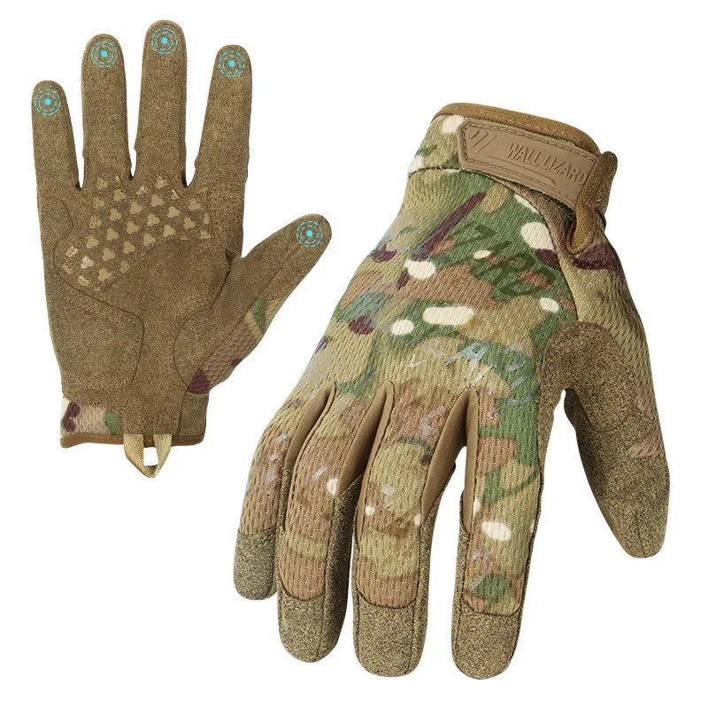 Detalle de los guantes tácticos