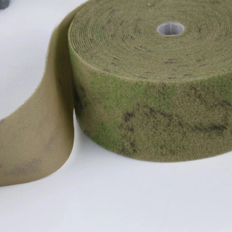 Cinta de camuflaje verde aplicada sobre tela táctica