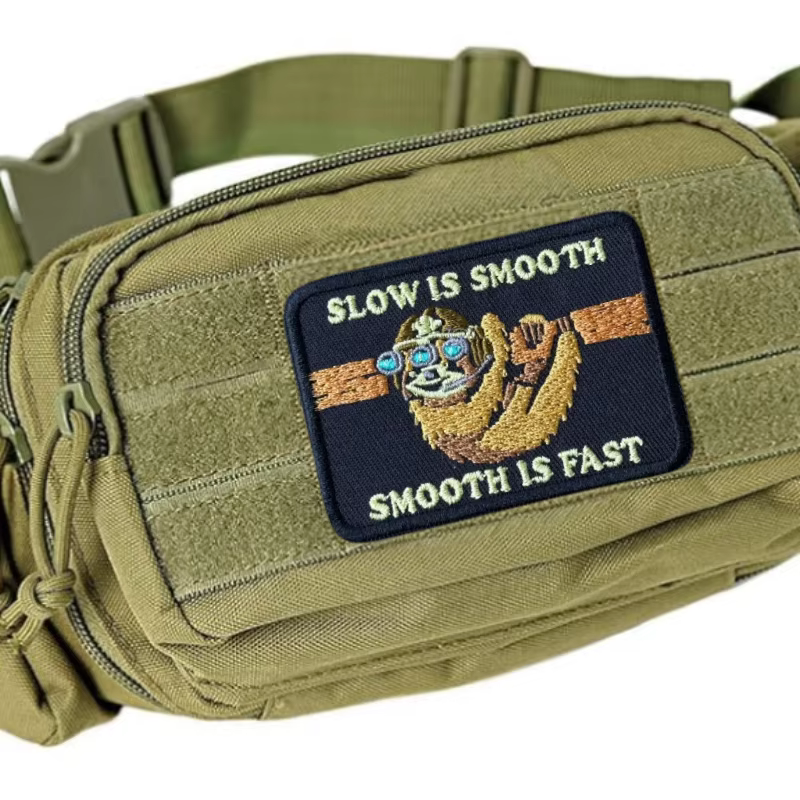Parche táctico bordado Slow Is Smooth, Fast con gancho y bucle - imagen 2