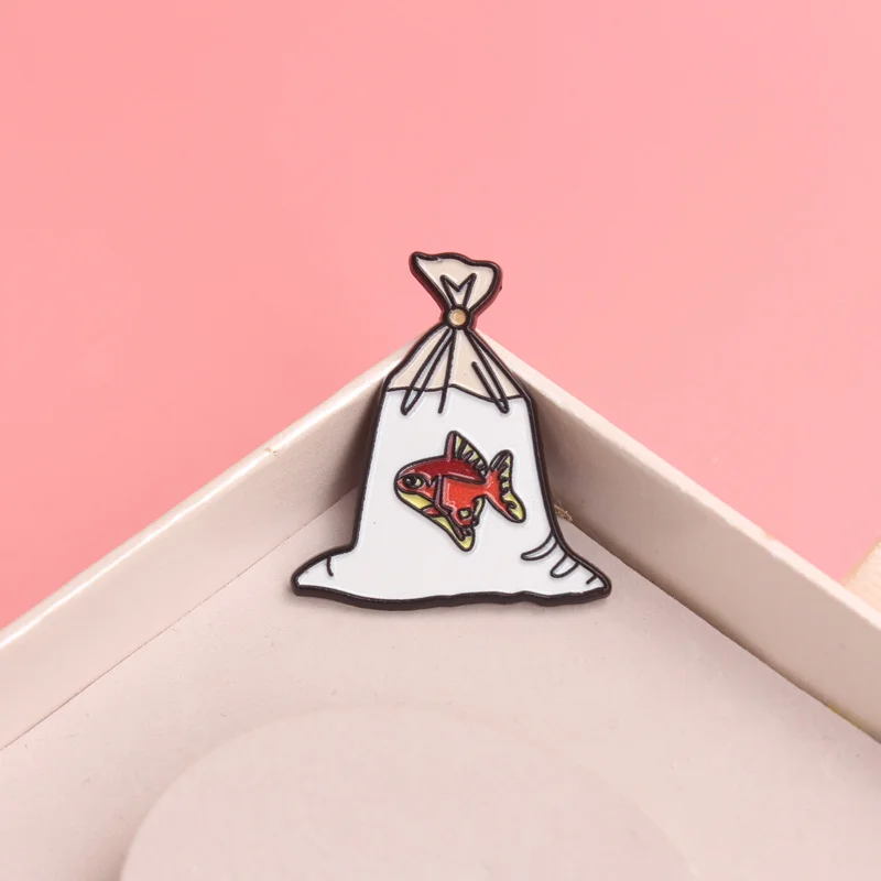 Pin esmaltado pez dorado kawaii – Broche animal adorable - imagen 4