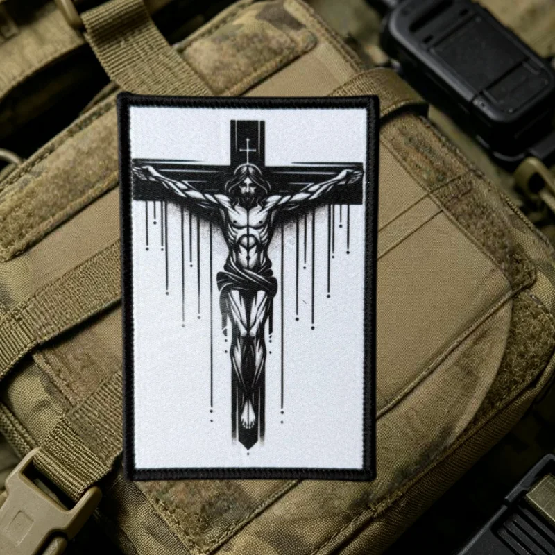 Parche táctico cruz cristiana con velcro para mochila y ropa - imagen 4