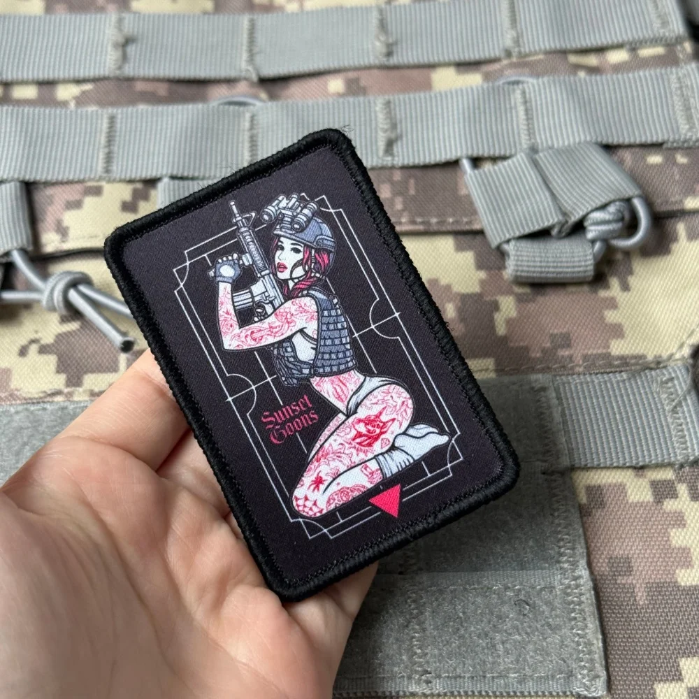 Parche Táctico Chica Tatuada con Velcro MOLLE – Moral para Casco y Mochila