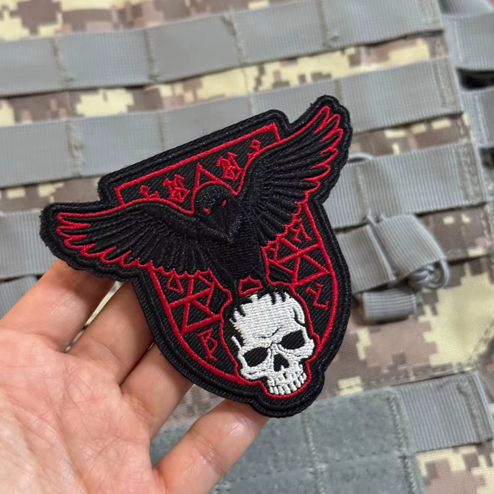 Parche bordado cuervo vikingo runas nórdicas calavera Odín, escudo