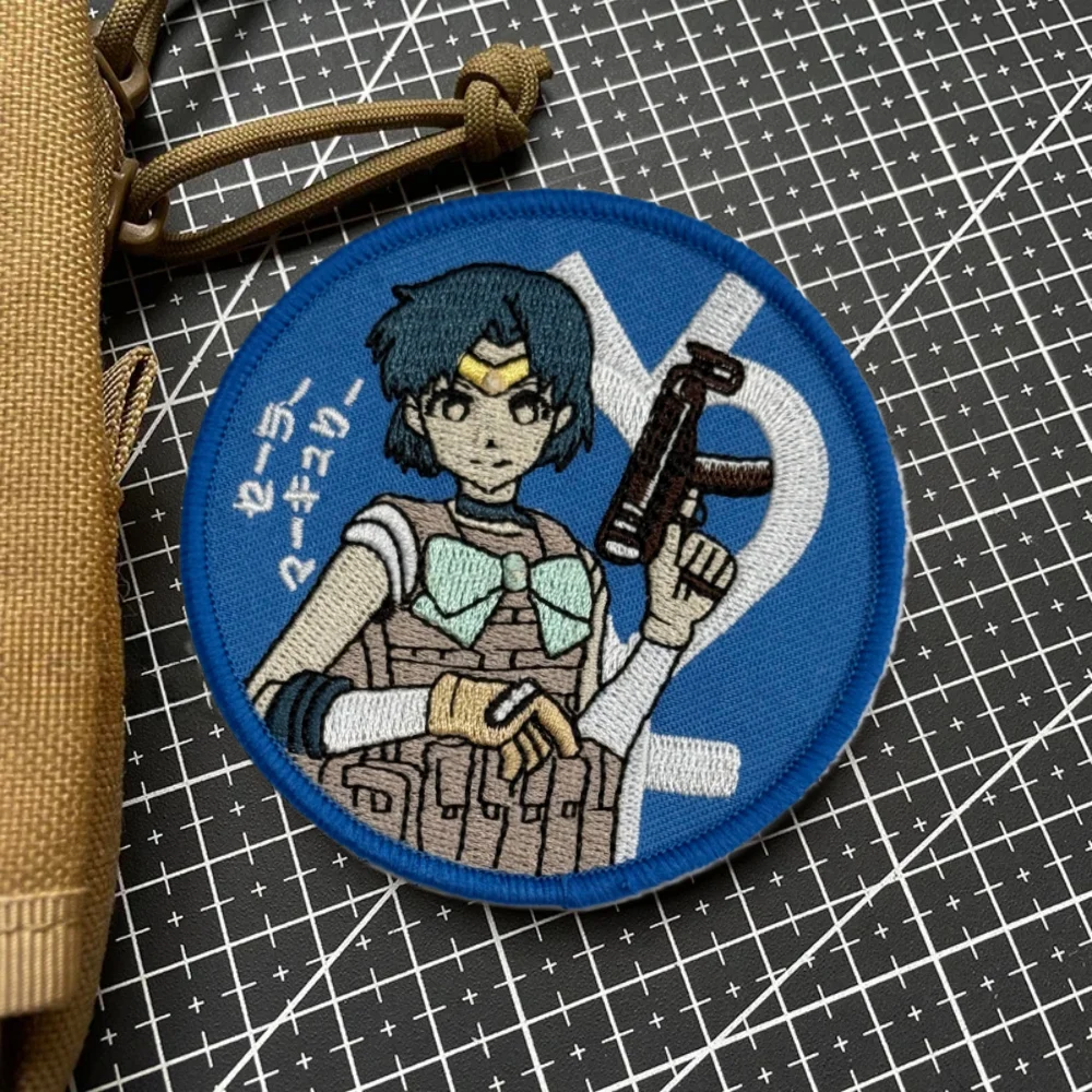 Parche con diseño inspirado en shooter y estilo anime
