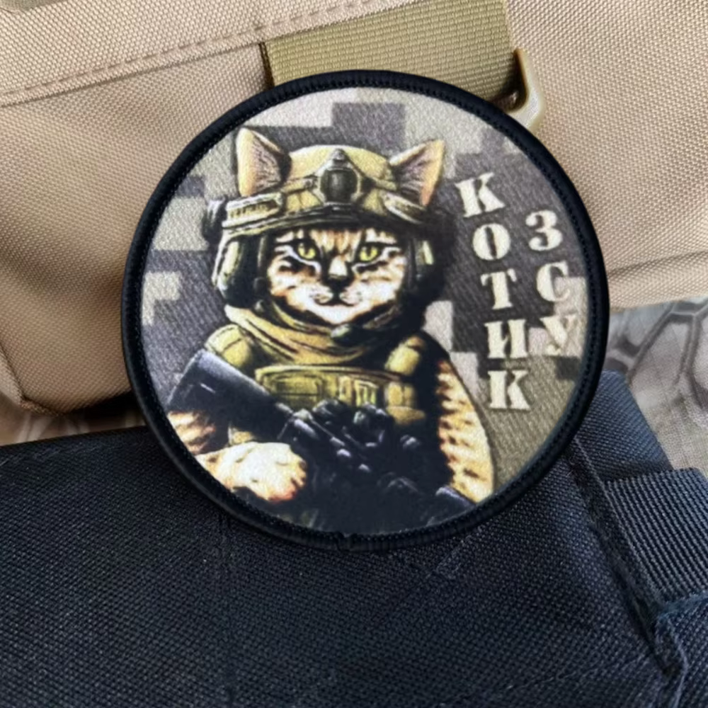 Insignia de moral militar con diseño de gato de combate
