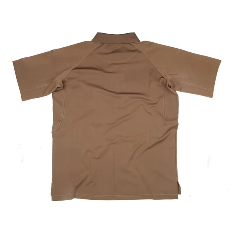 Imagen lateral del polo mostrando el ajuste en hombros y mangas