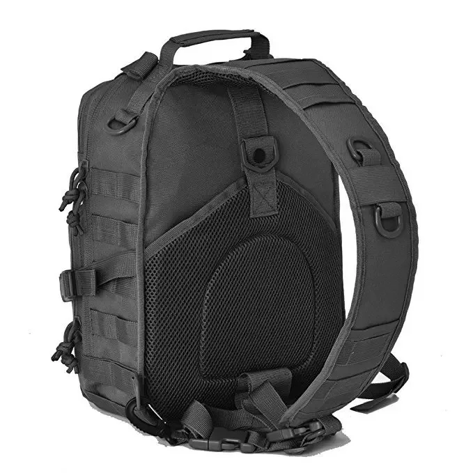 Mochila táctica con eslinga usada en entorno outdoor