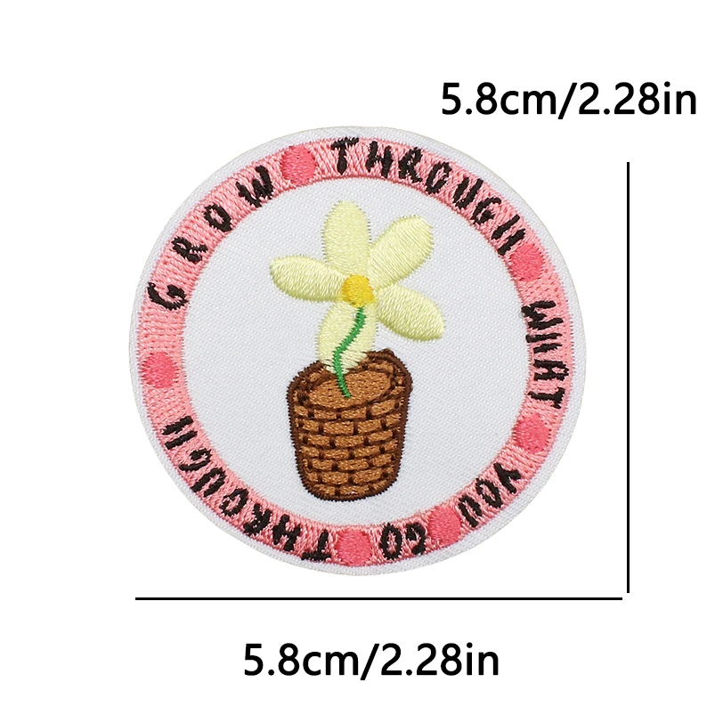 Motivos florales y crisantemos bordados en parches planos
