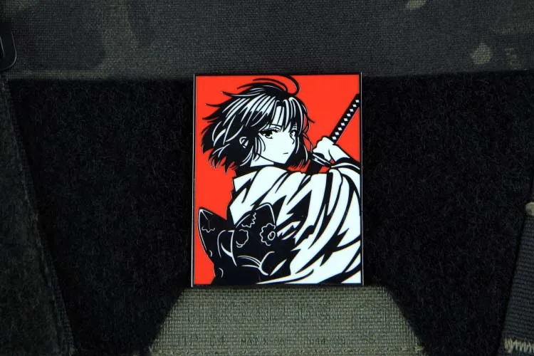 Parche metálico Shiki Ryougi frontal