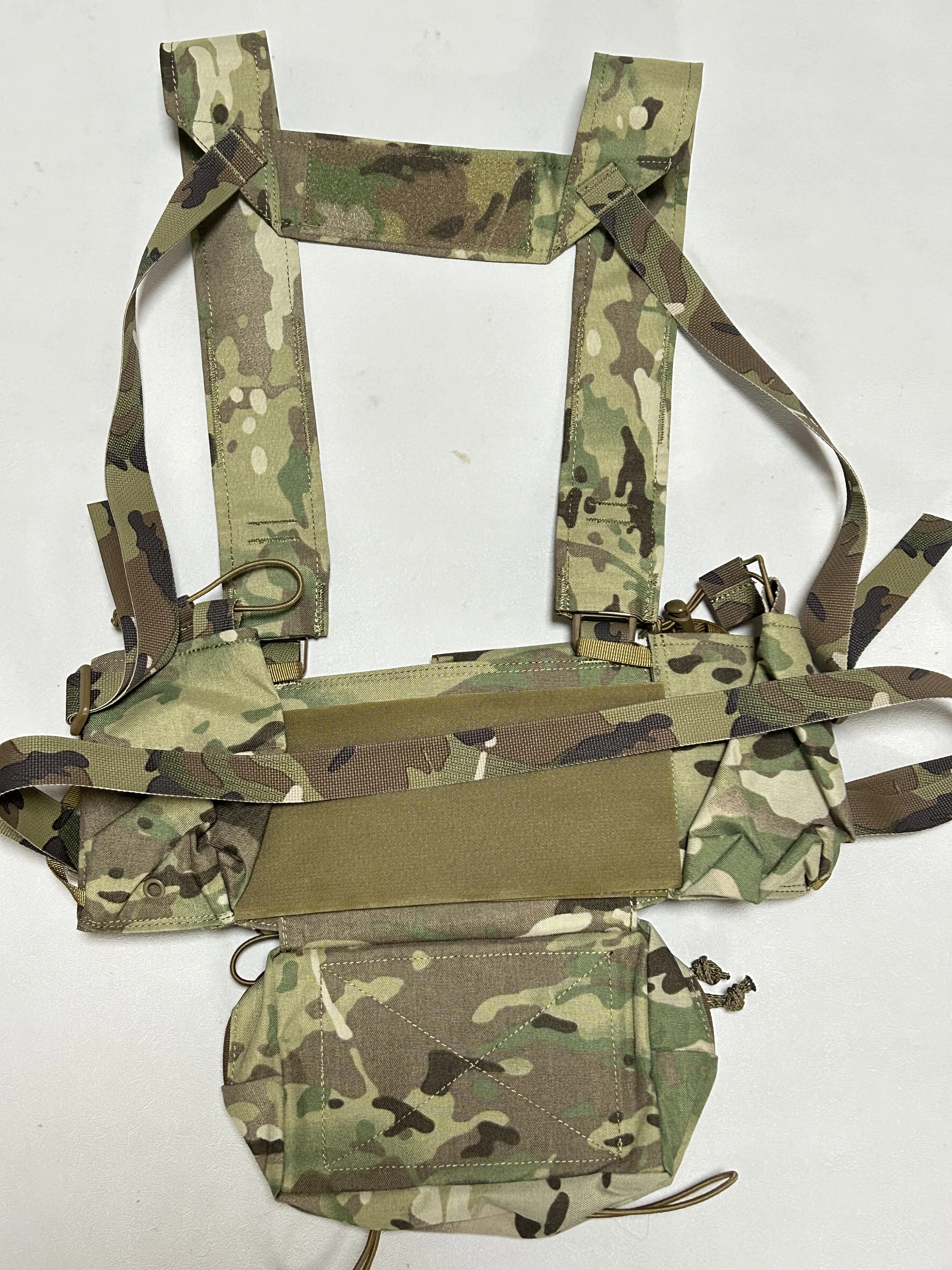 Plataforma pecho táctica multicam con sistema MOLLE - imagen 2