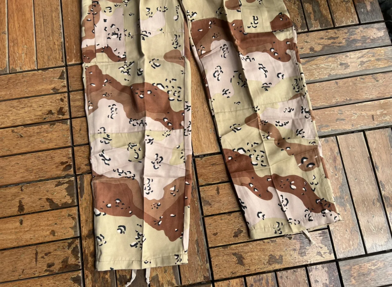 Traje de camuflaje desierto, chaqueta y pantalones en color chocolate