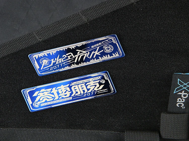 Insignia cyberpunk en metal azul sobre fondo negro