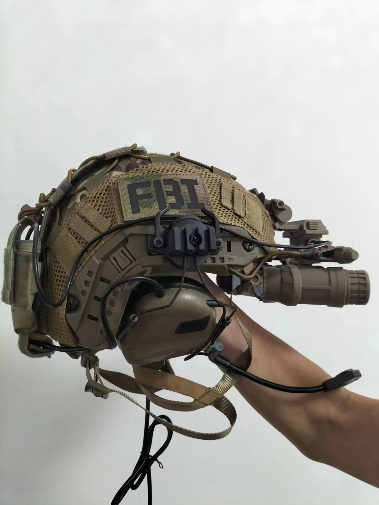 Casco táctico Airsoft ligero con auriculares y gafas linterna