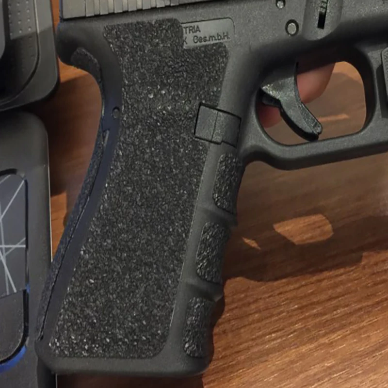 Cinta retirada mostrando el arma sin residuos