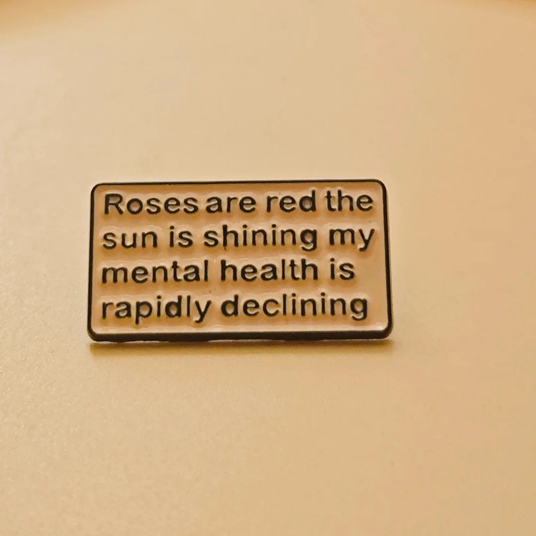 Broche táctico rosa roja – accesorio unisex para mochilas y trajes - imagen 2