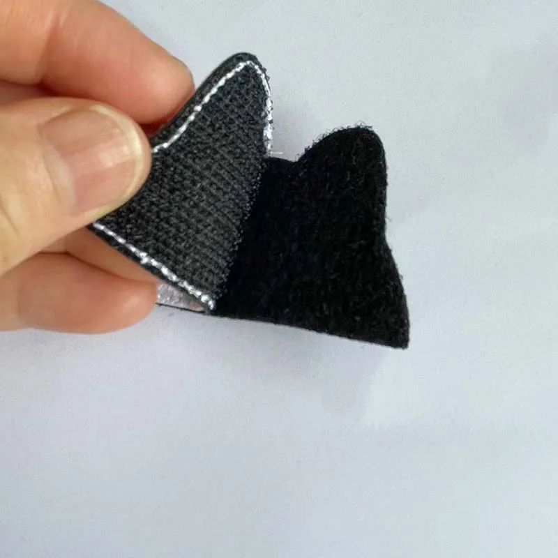 Insignias de gato bordado en tonos negro y gris