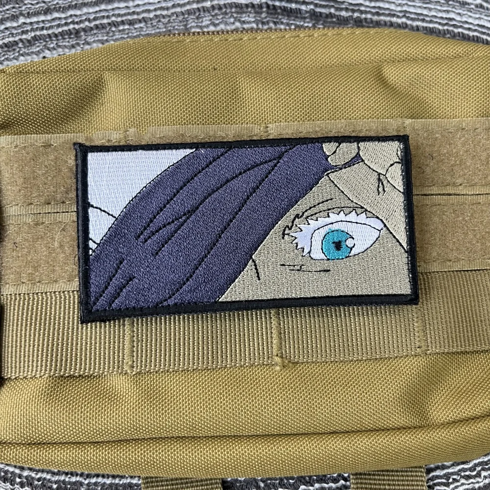 Detalle del bordado de ojos de chica anime en parche táctico